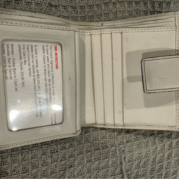Small COACH White/Beige wallet with Big C, fits in medium/large handbags or tote - Picture 4 of 7